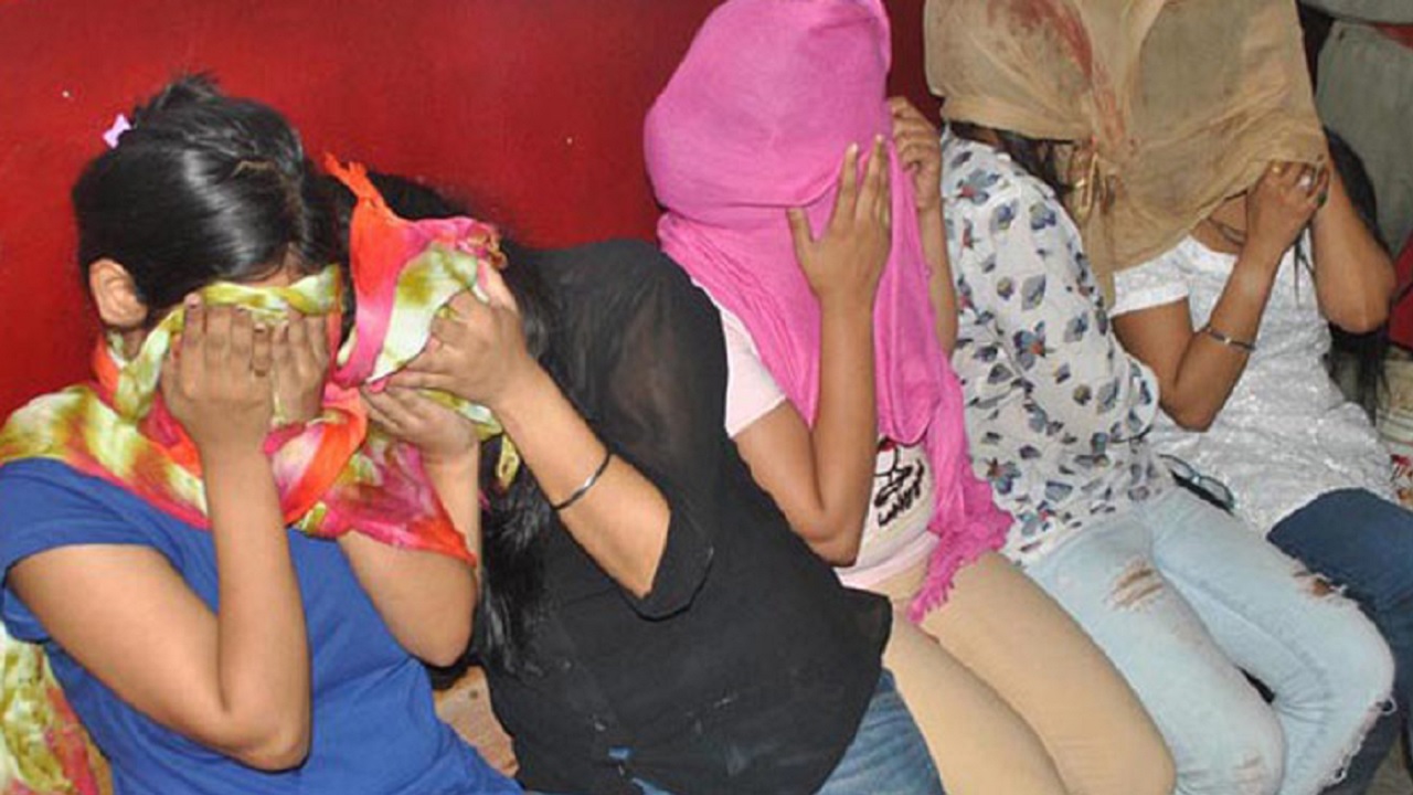 रेस्टोरेंट की आड़ में चल रह था चकलाघर, दिल्ली, कोलकाता की पकड़ी गई लड़किया रेस्टोरेंट की आड़ में चल रह था चकलाघर, दिल्ली, कोलकाता की पकड़ी गई लड़किया